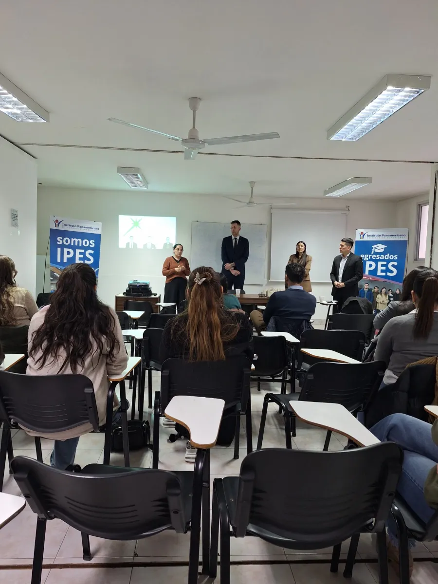 Estudiantes del IPES durante la charla con referentes de Casino Magic