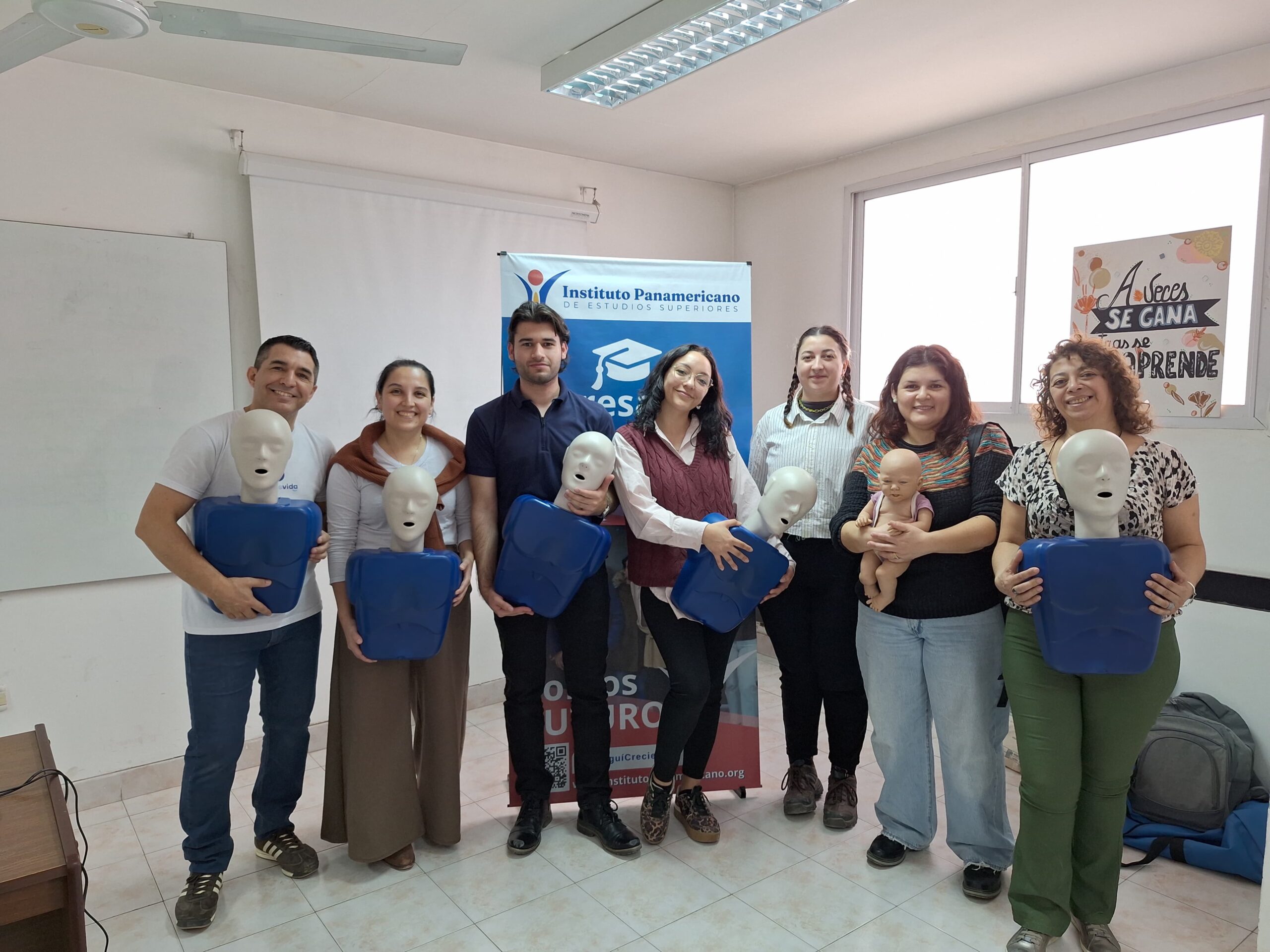 Docentes y equipo participantes de la capacitación en RCP del IPES