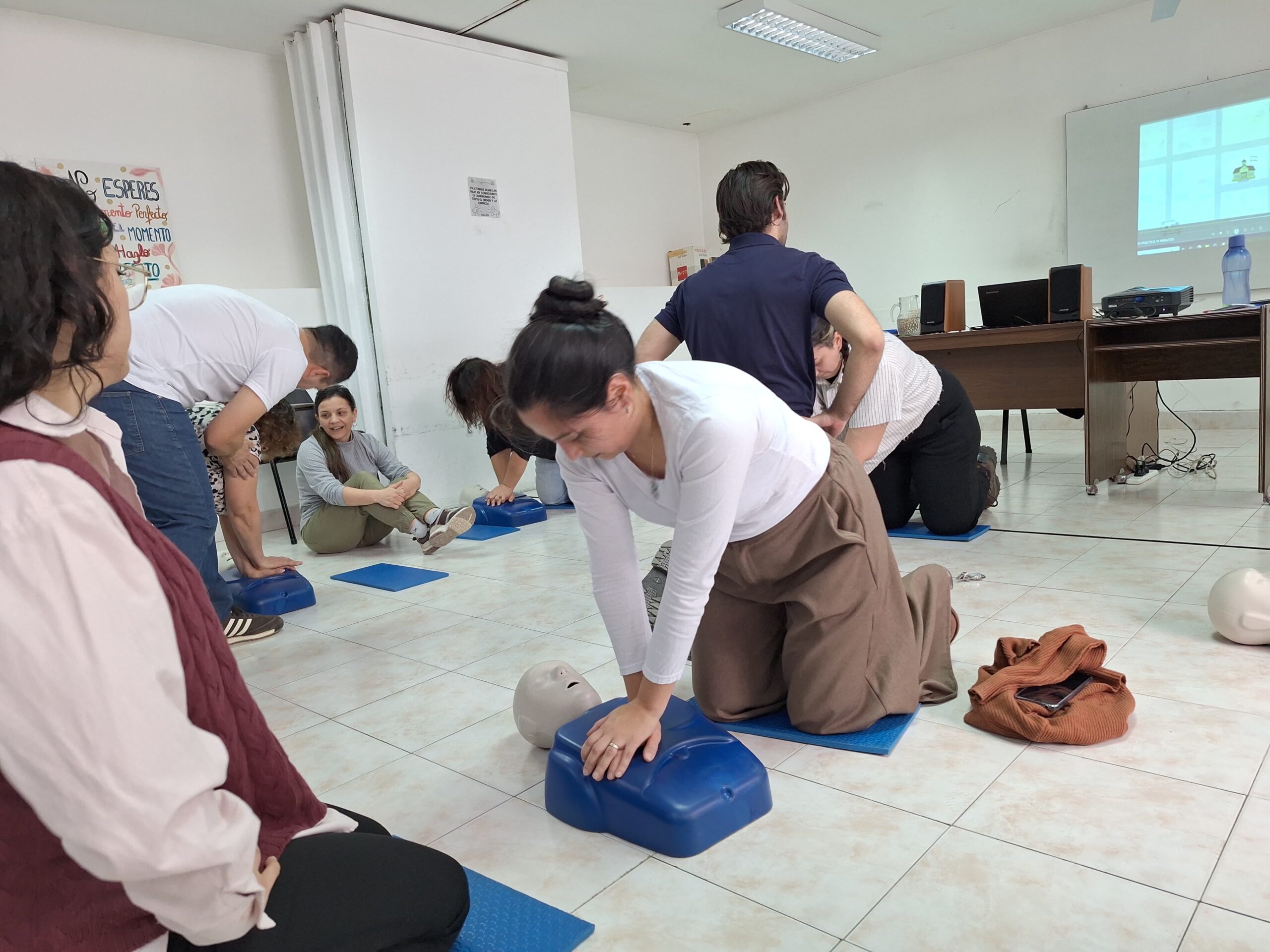 Actividad práctica durante la jornada de RCP del IPES