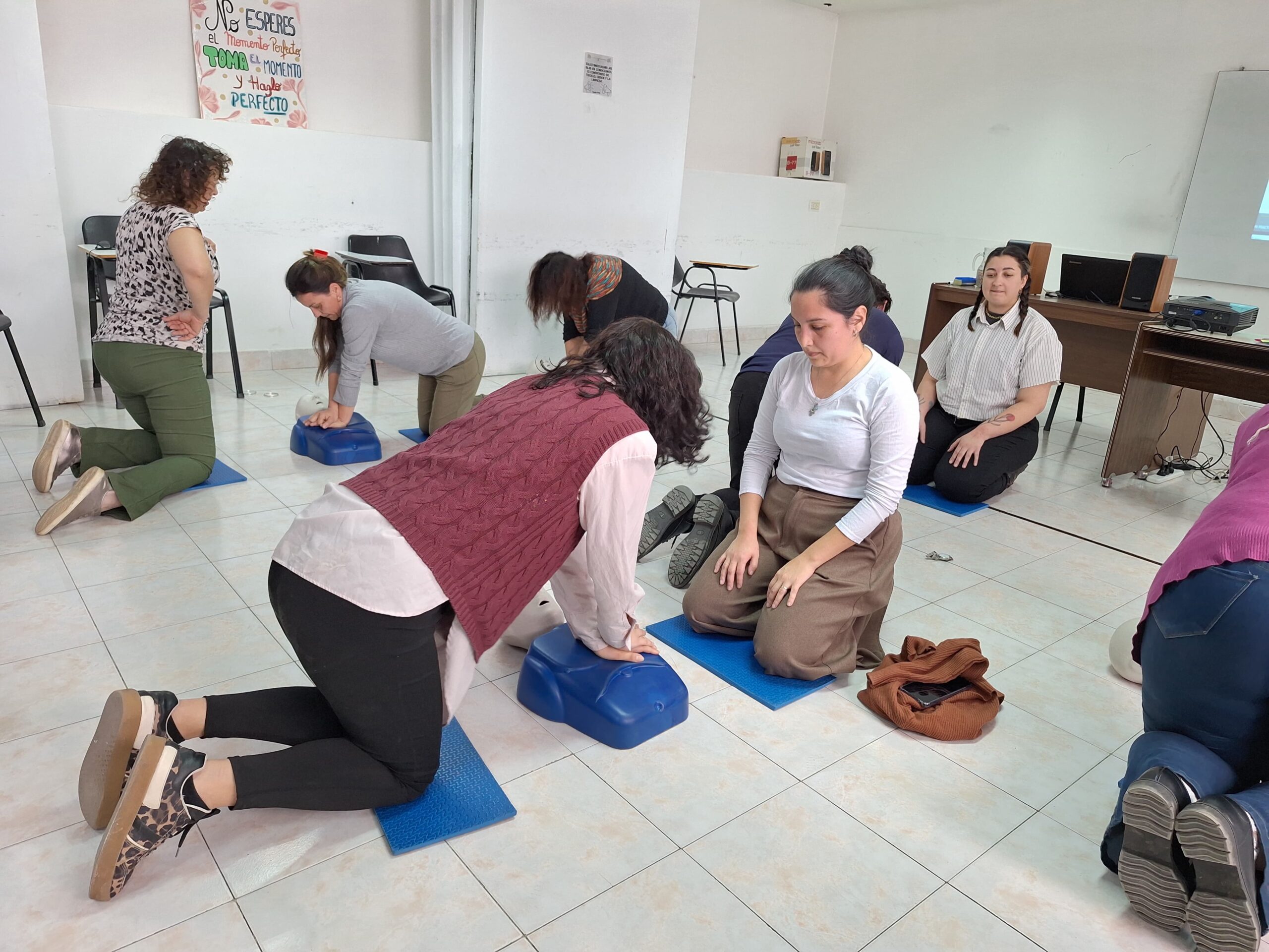 Docentes del IPES realizando prácticas de Reanimación Cardiopulmonar