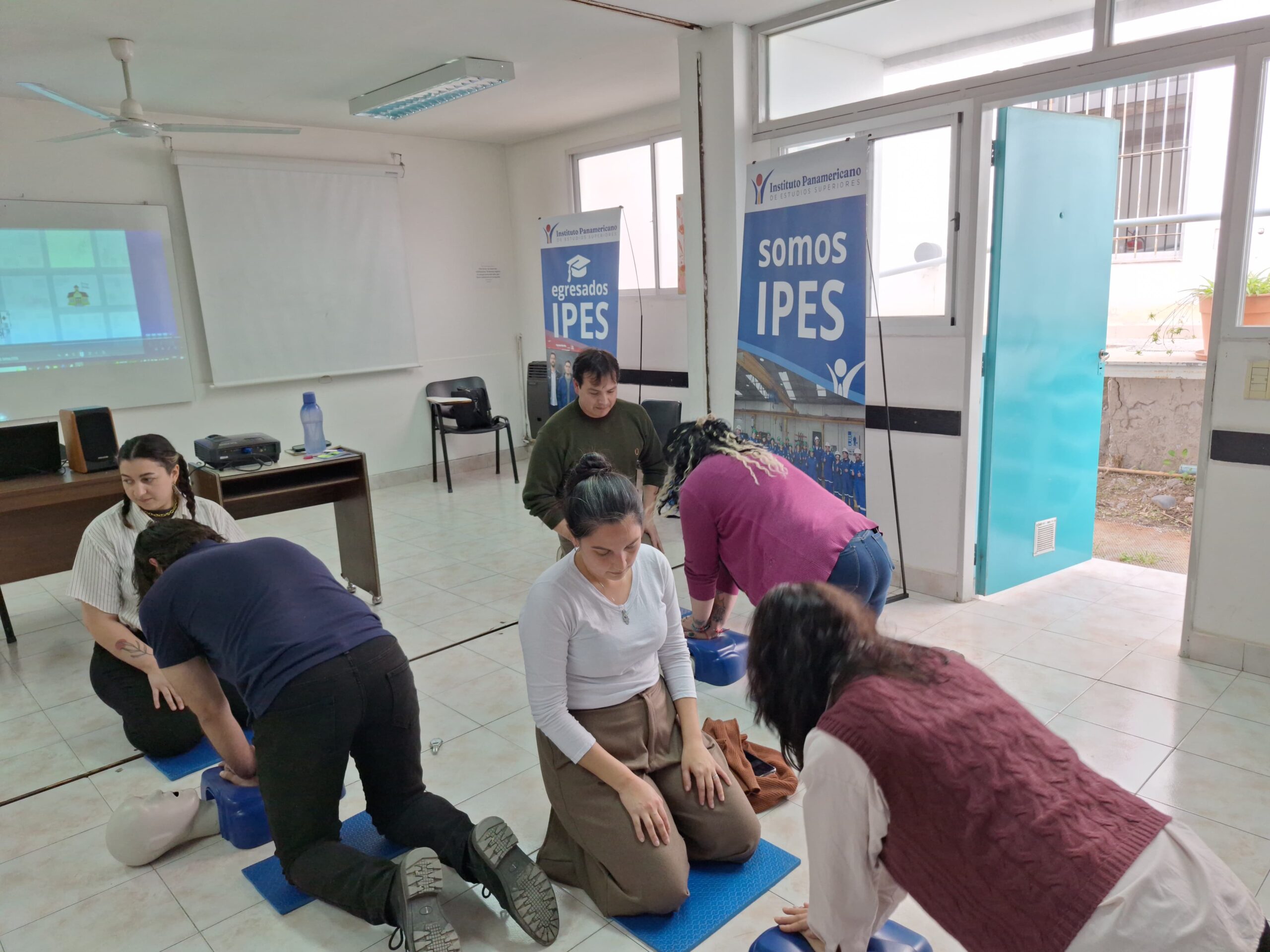 Capacitación práctica en RCP para la comunidad educativa del IPES