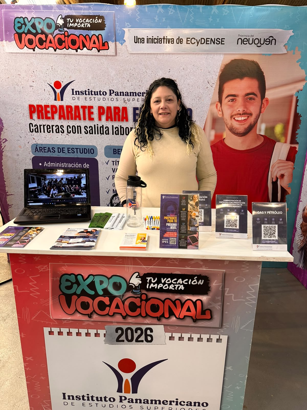 Representante del IPES en el stand de la Expo Vocacional
