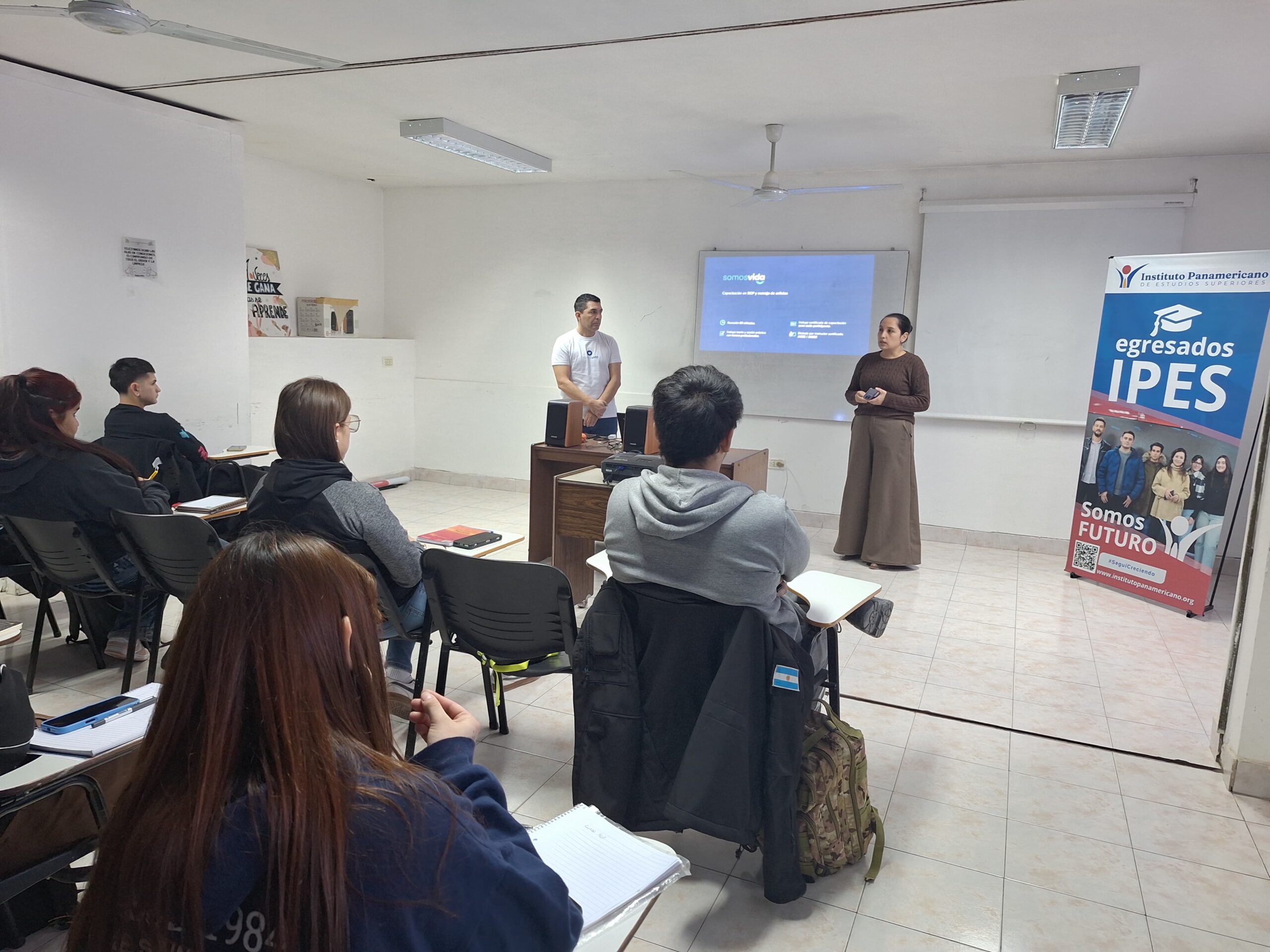 Estudiantes del IPES durante la capacitación en RCP