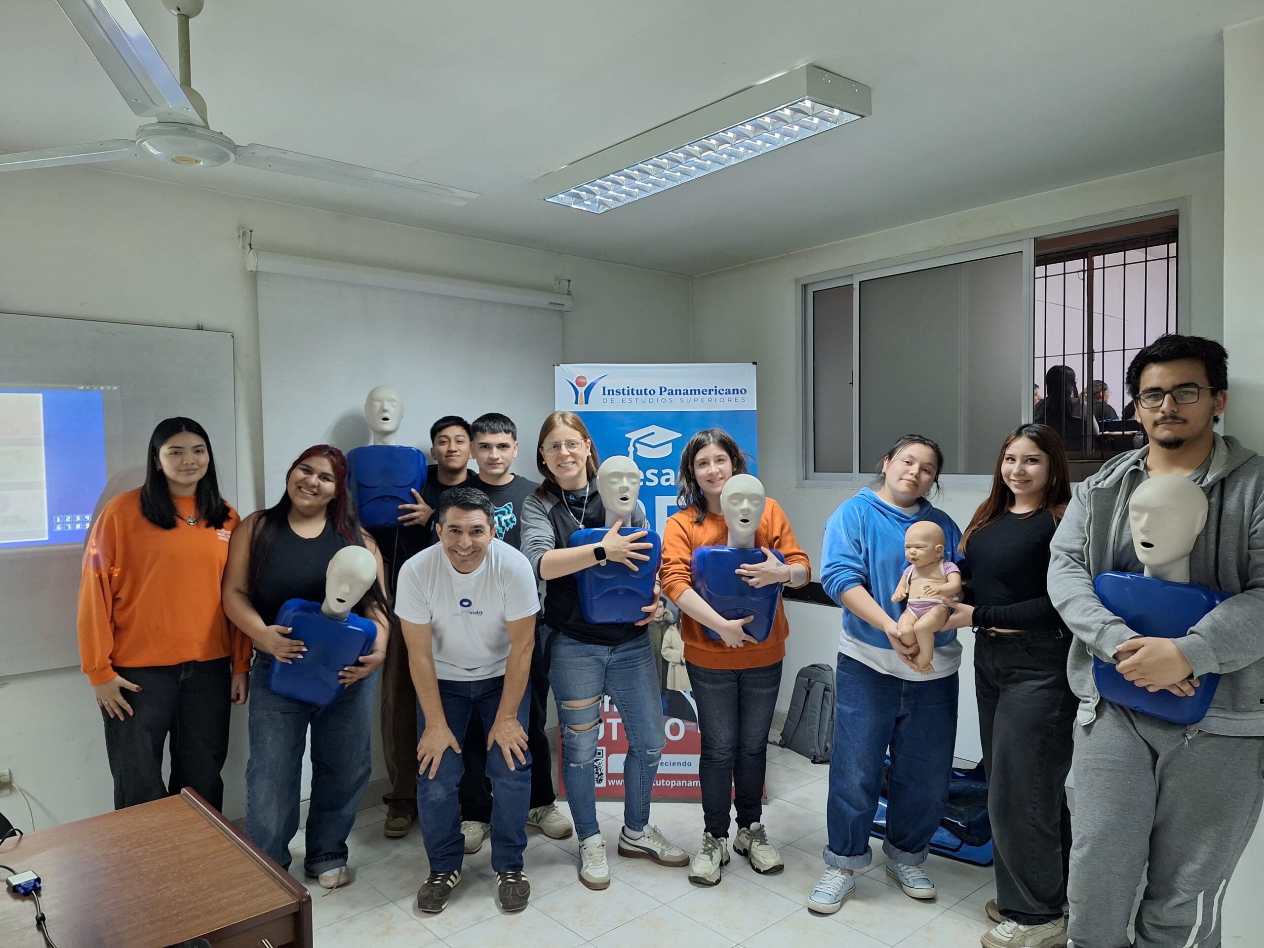 Estudiantes participantes de la capacitación en RCP del IPES