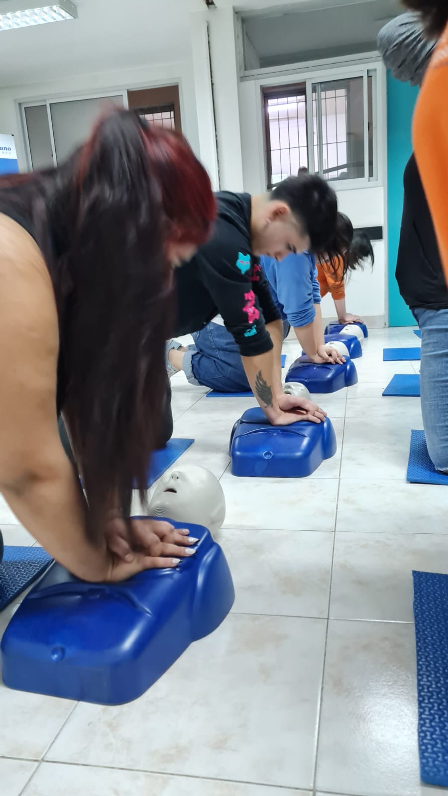 Estudiantes del IPES practicando Reanimación Cardiopulmonar