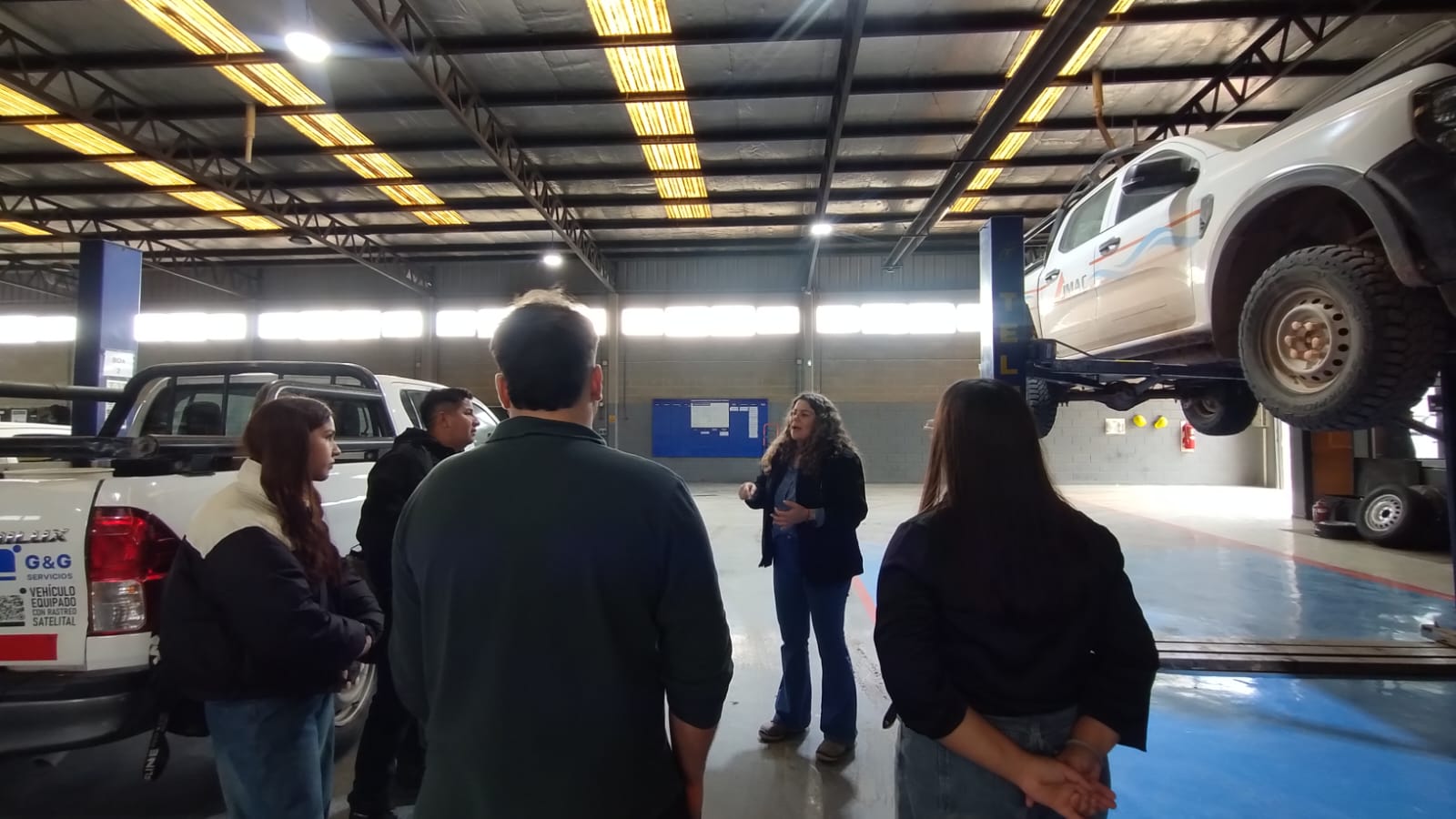 Alumnos del IPES recorren el taller de G&G Servicios durante una actividad formativa