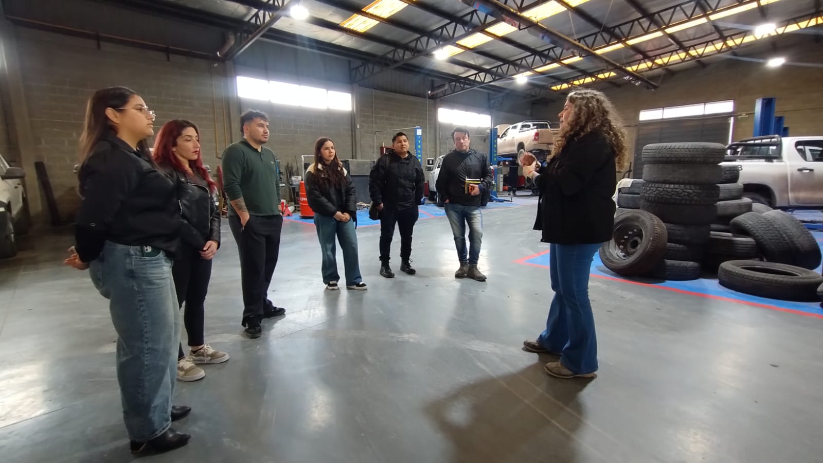Estudiantes de Higiene y Seguridad del IPES dialogan con una profesional de G&G Servicios