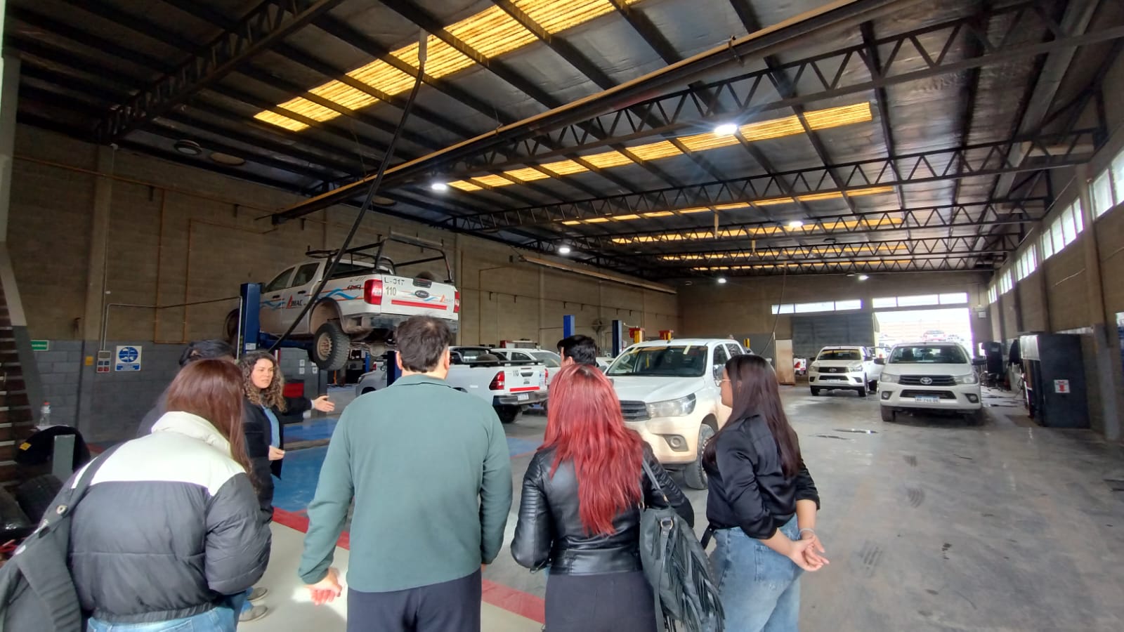 Estudiantes del IPES observan las instalaciones y los vehículos del taller de G&G Servicios