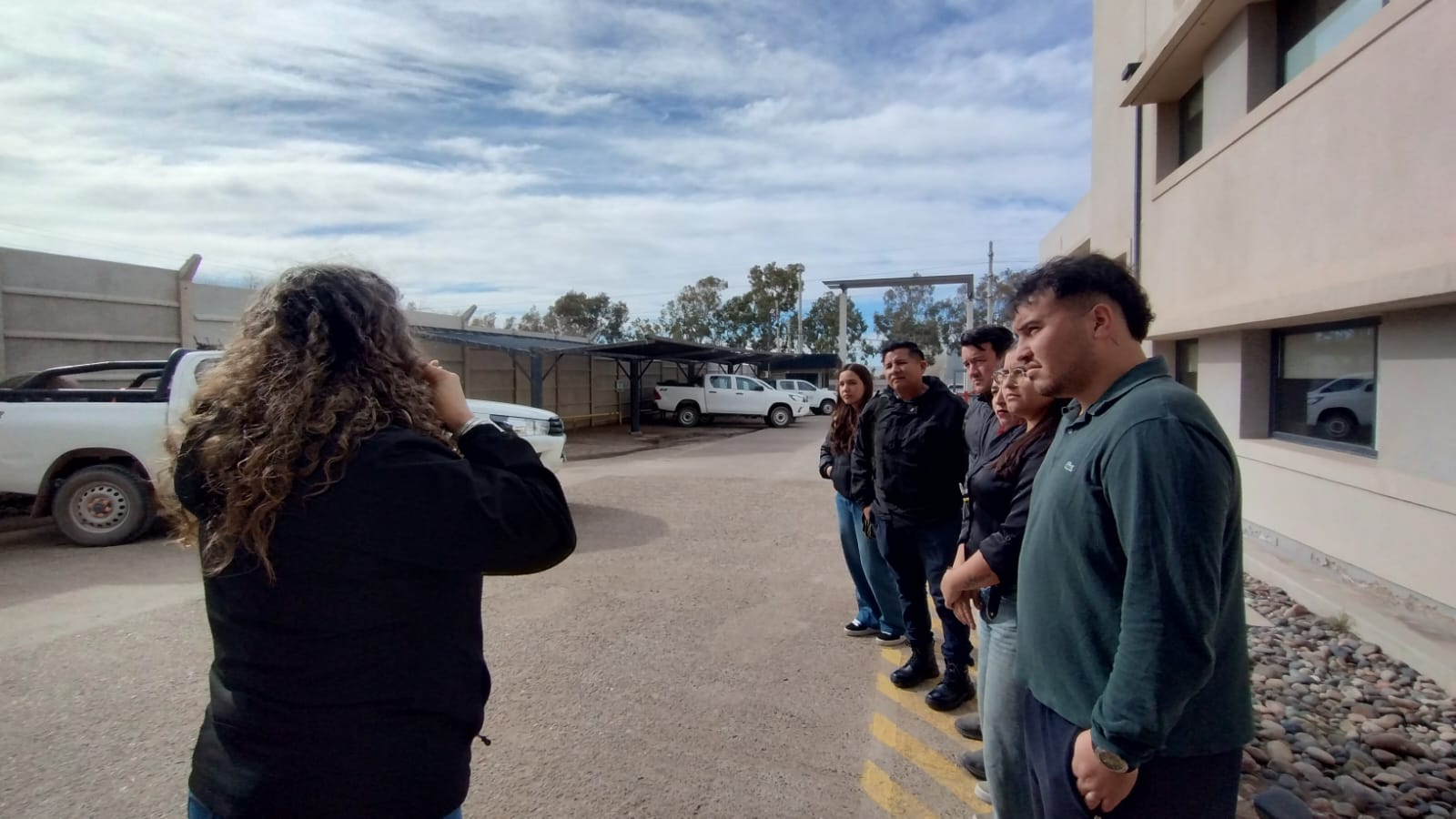 Grupo de estudiantes del IPES durante la visita a G&G Servicios en Neuquén