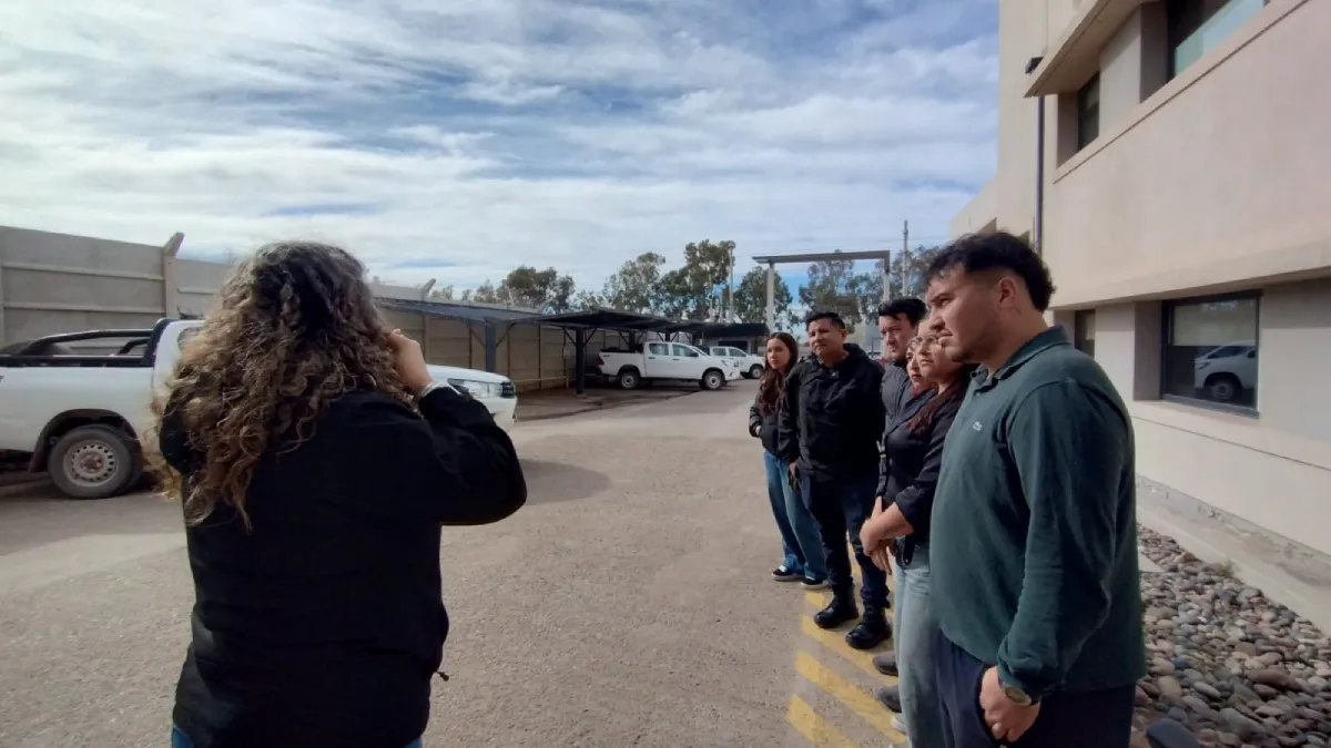 Grupo de estudiantes del IPES durante la visita a G&G Servicios en Neuquén
