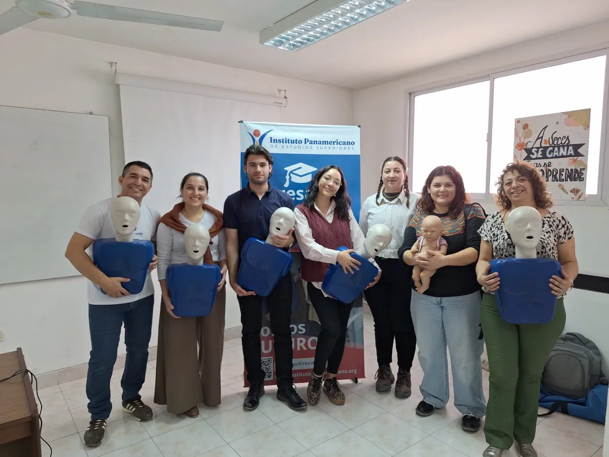 Docentes y equipo participantes de la capacitación en RCP del IPES