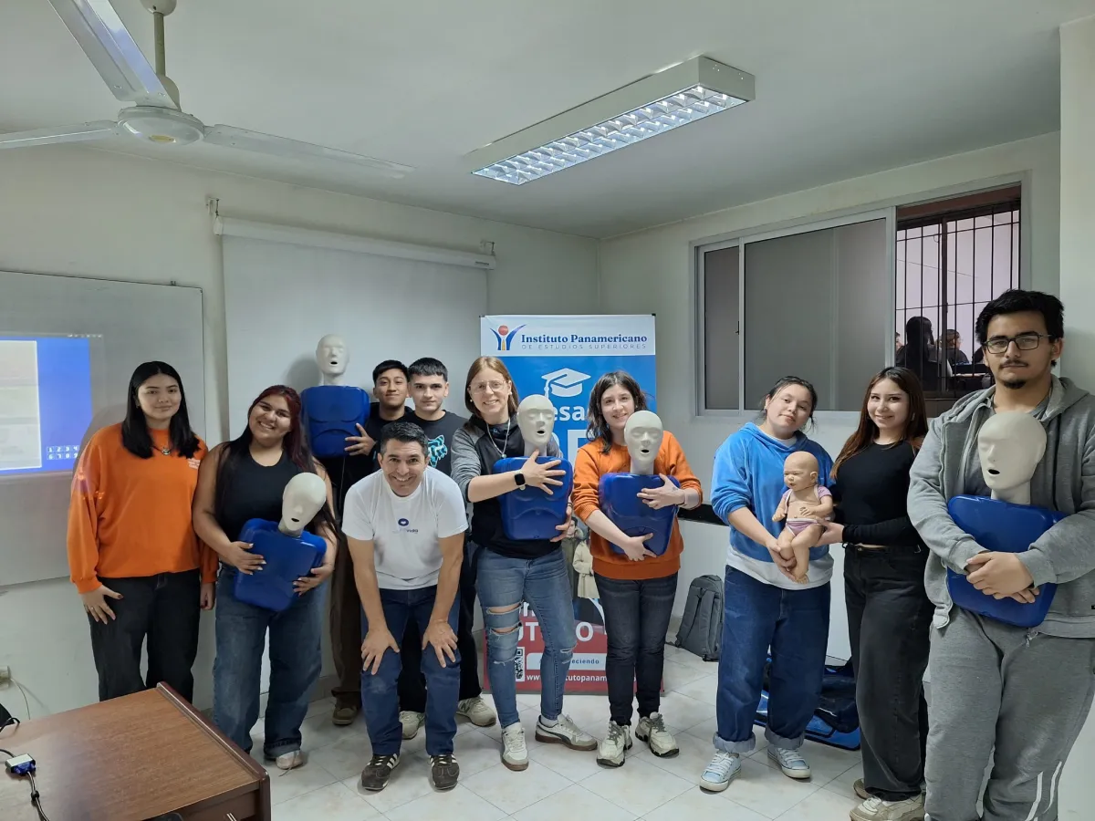 Estudiantes participantes de la capacitación en RCP del IPES