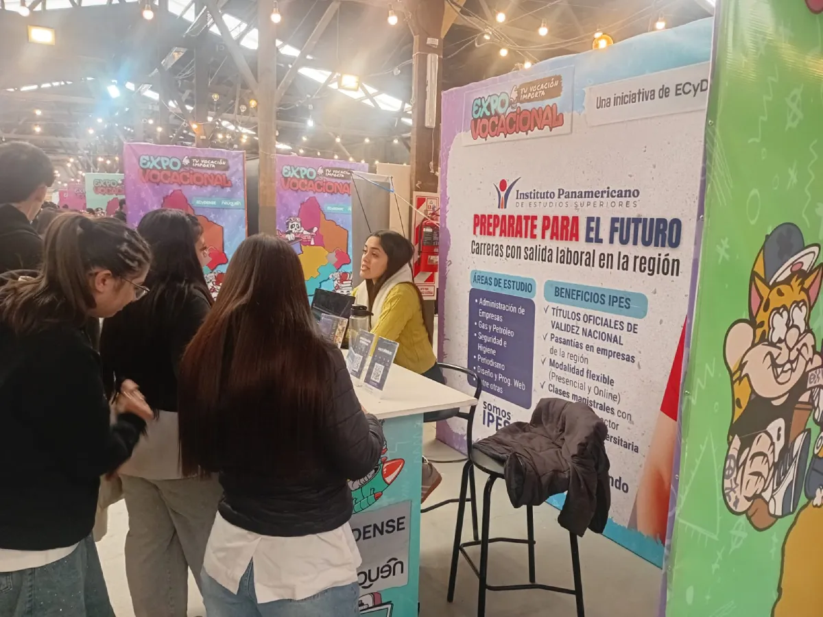 Visitantes consultando en el stand del IPES