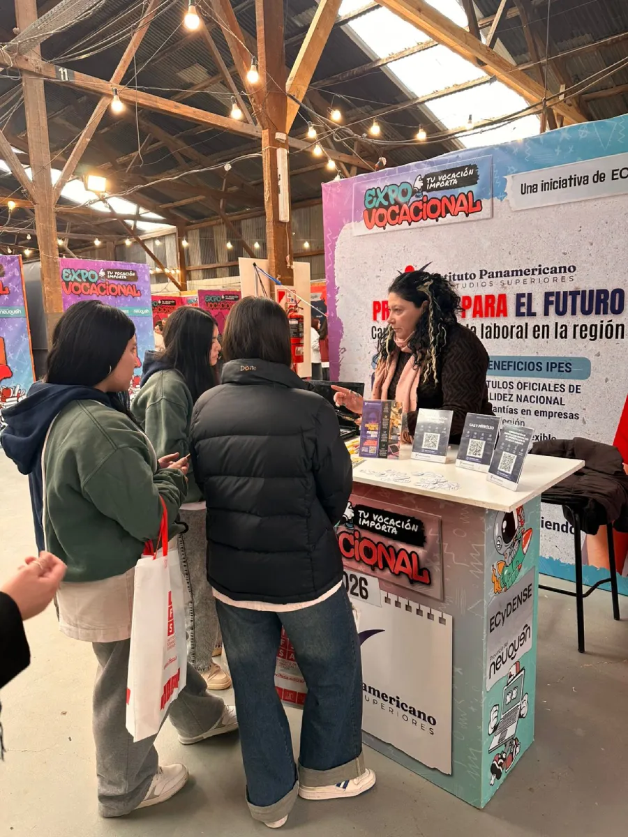 Interacción de visitantes con el stand del IPES
