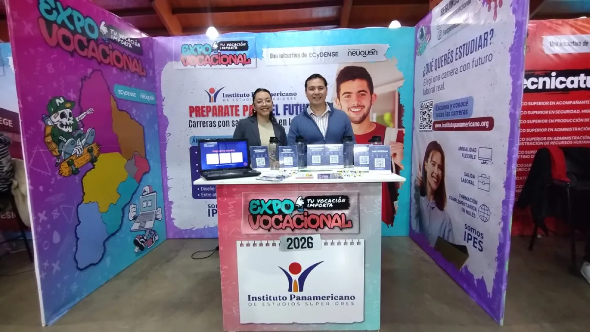 Equipo del Instituto Panamericano de Estudios Superiores en la Expo Vocacional