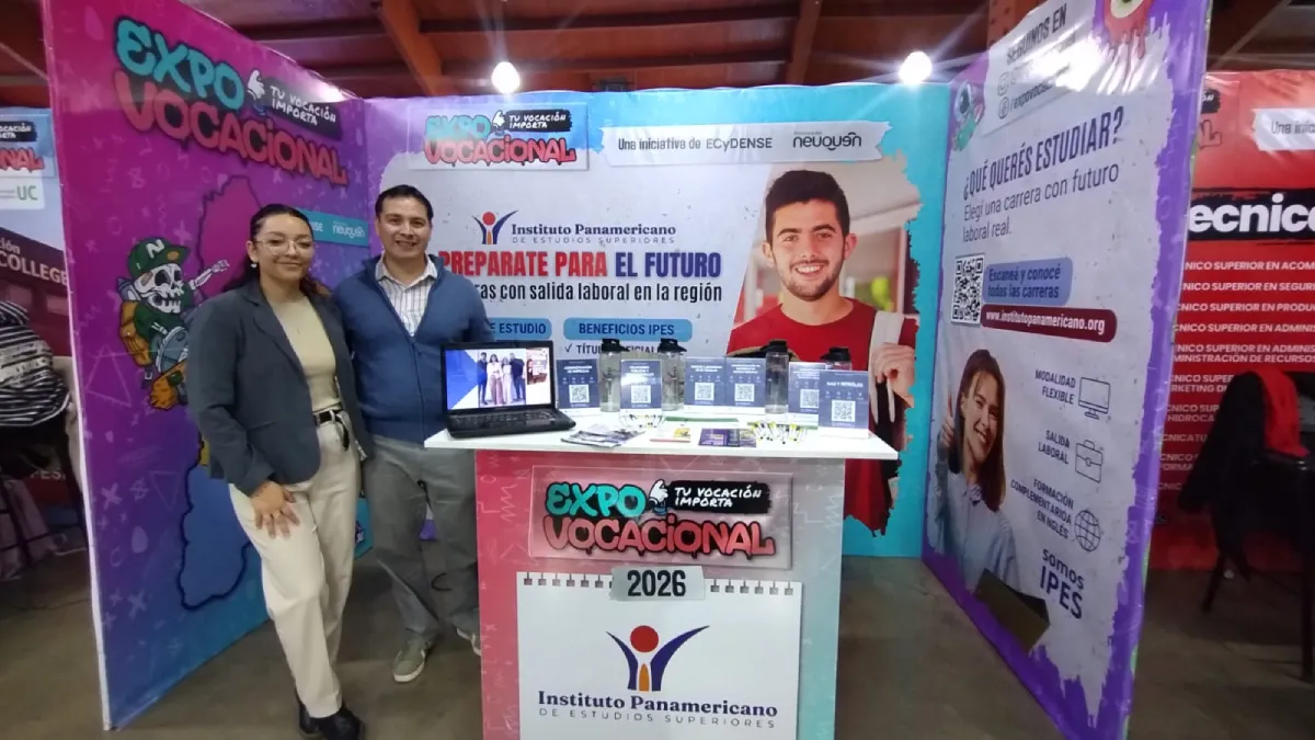 Representantes del IPES en el stand de la Expo Vocacional de Neuquén