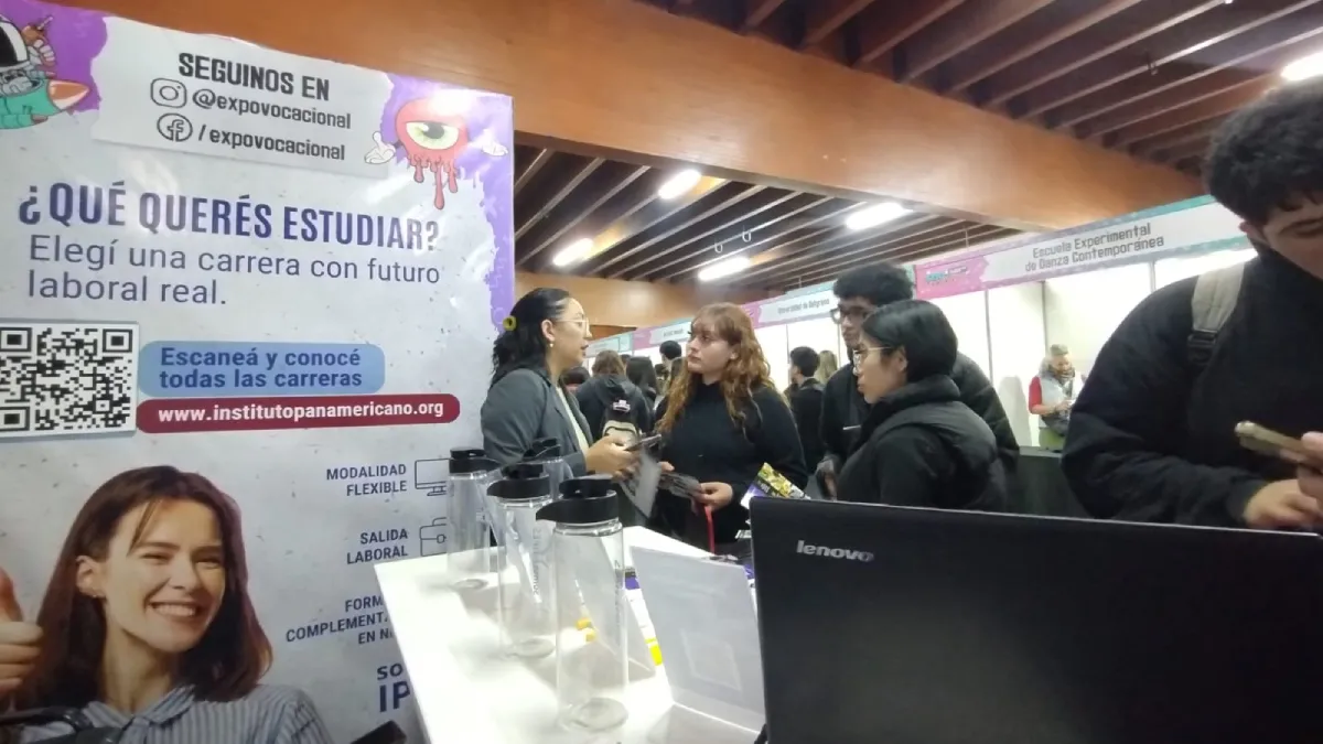 Orientación sobre carreras y modalidades de estudio en el stand del IPES
