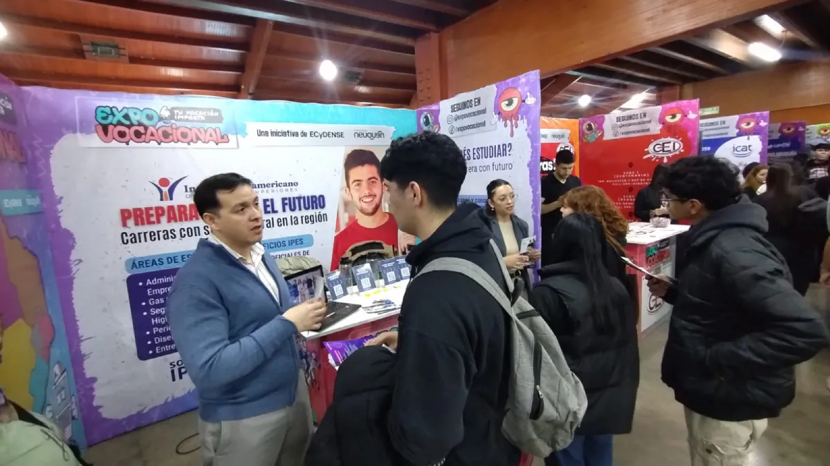 Equipo del IPES conversando con estudiantes en la Expo Vocacional