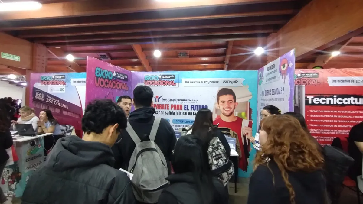 Movimiento de visitantes en el stand del IPES durante la Expo Vocacional