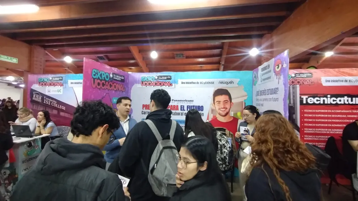 Visitantes en el stand del IPES durante la Expo Vocacional de Neuquén