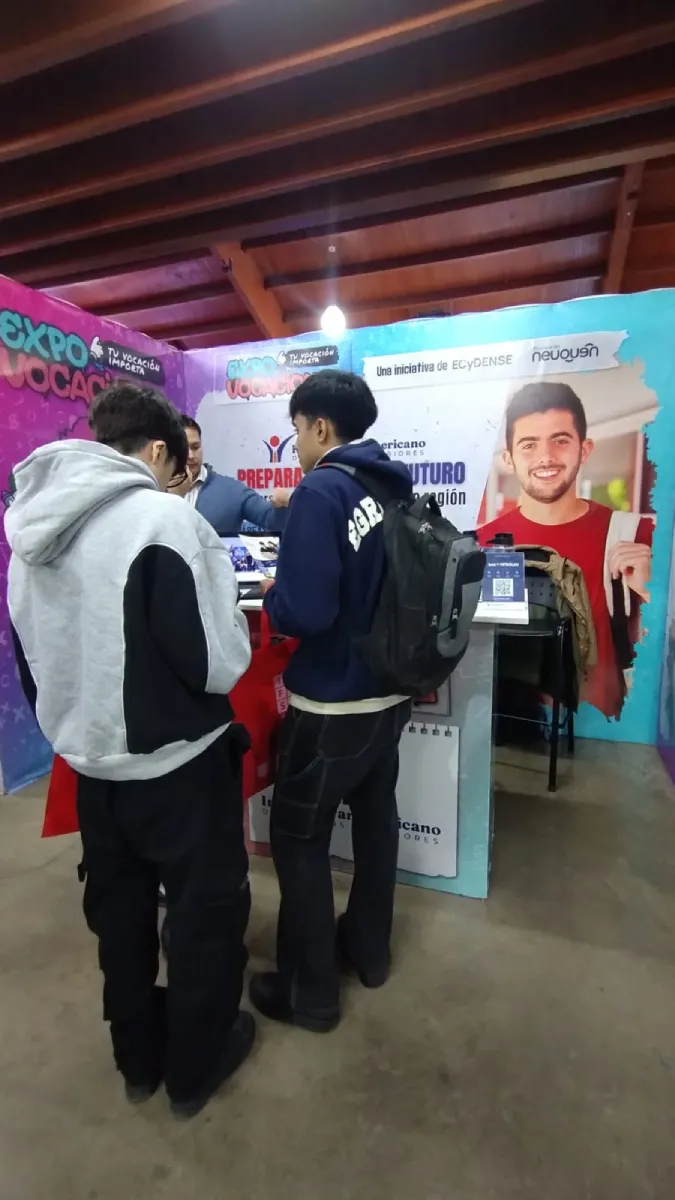 Estudiantes consultando propuestas académicas del IPES